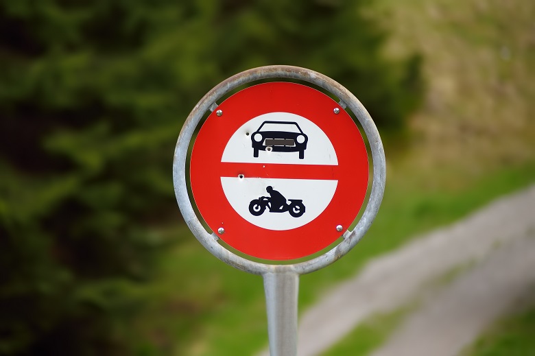 Placa de trânsito que mostra o ícone de um carro e de uma moto