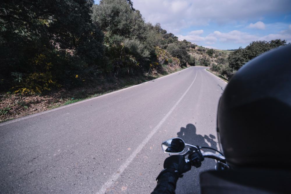  Vista em primeira pessoa de uma moto em movimento em uma rodovia, levantando a dúvida: scooter elétrica pode andar na rodovia?