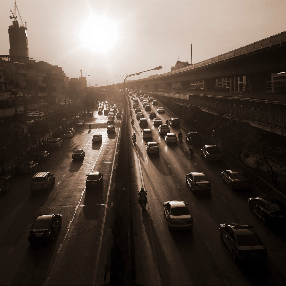 Trânsito intenso em grande cidade ao entardecer, com carros e motos em rodovia urbana – mobilidade urbana e congestionamento nas metrópoles. 