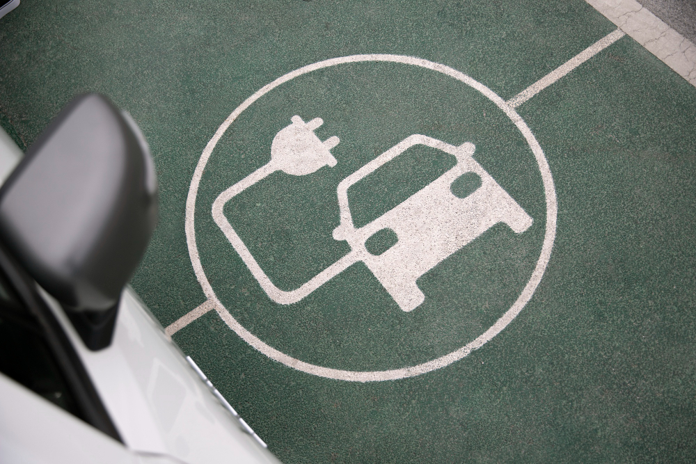 Estacionamento com sinalização para carro elétrico – infraestrutura para veículos nos transportes não poluentes. 