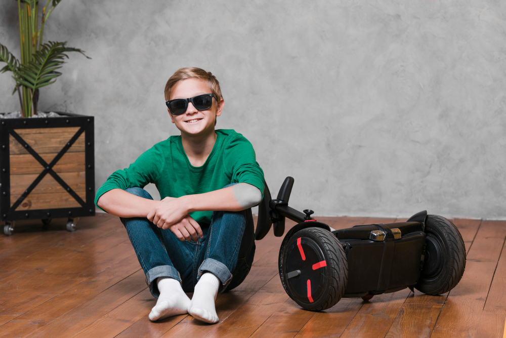 Criança com hoverboard dentro de casa – hoverboard como opção de lazer e mobilidade para jovens.