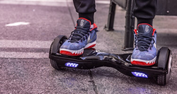 Hoverboard: o que é, como funciona, preço, riscos, cuidados e mais