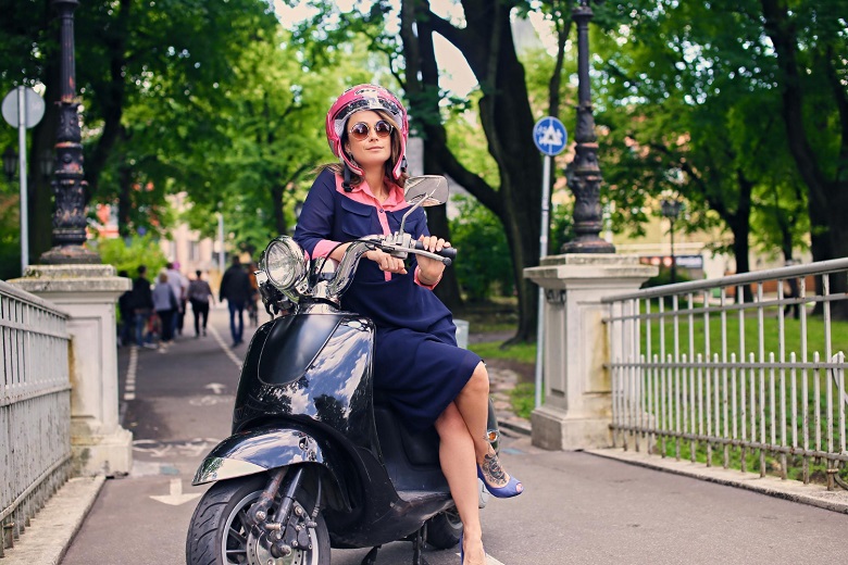 Moto elétrica para mulher: características que chamam atenção