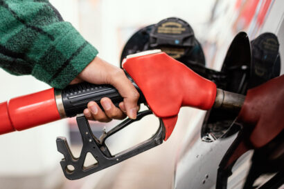 O que faz o carro gastar mais combustível: 8 hábitos + dicas de economia para 2025