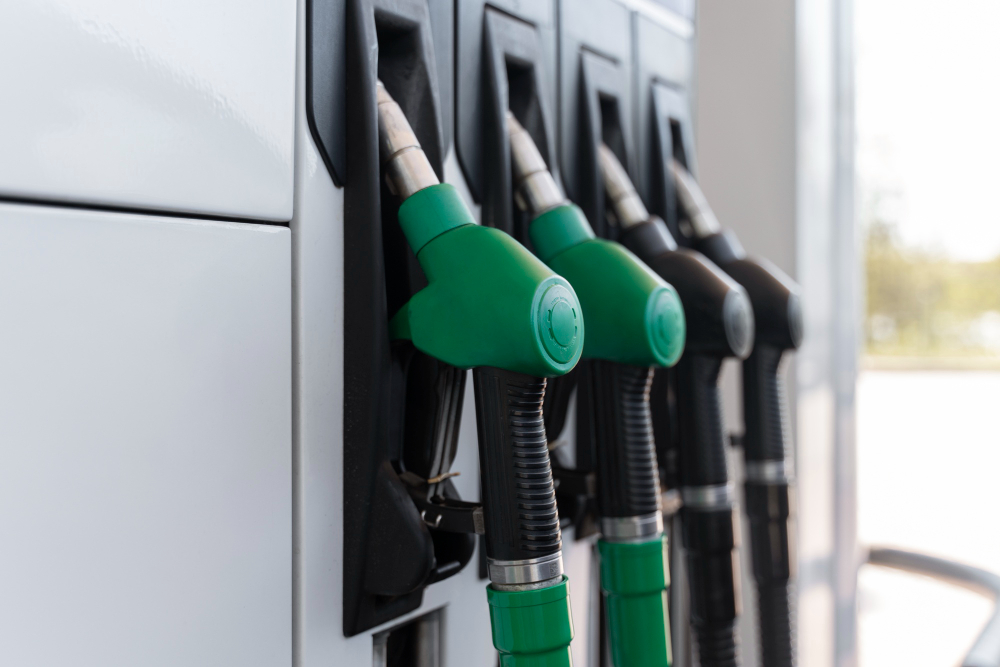 Bombas de combustível verdes em posto de abastecimento.